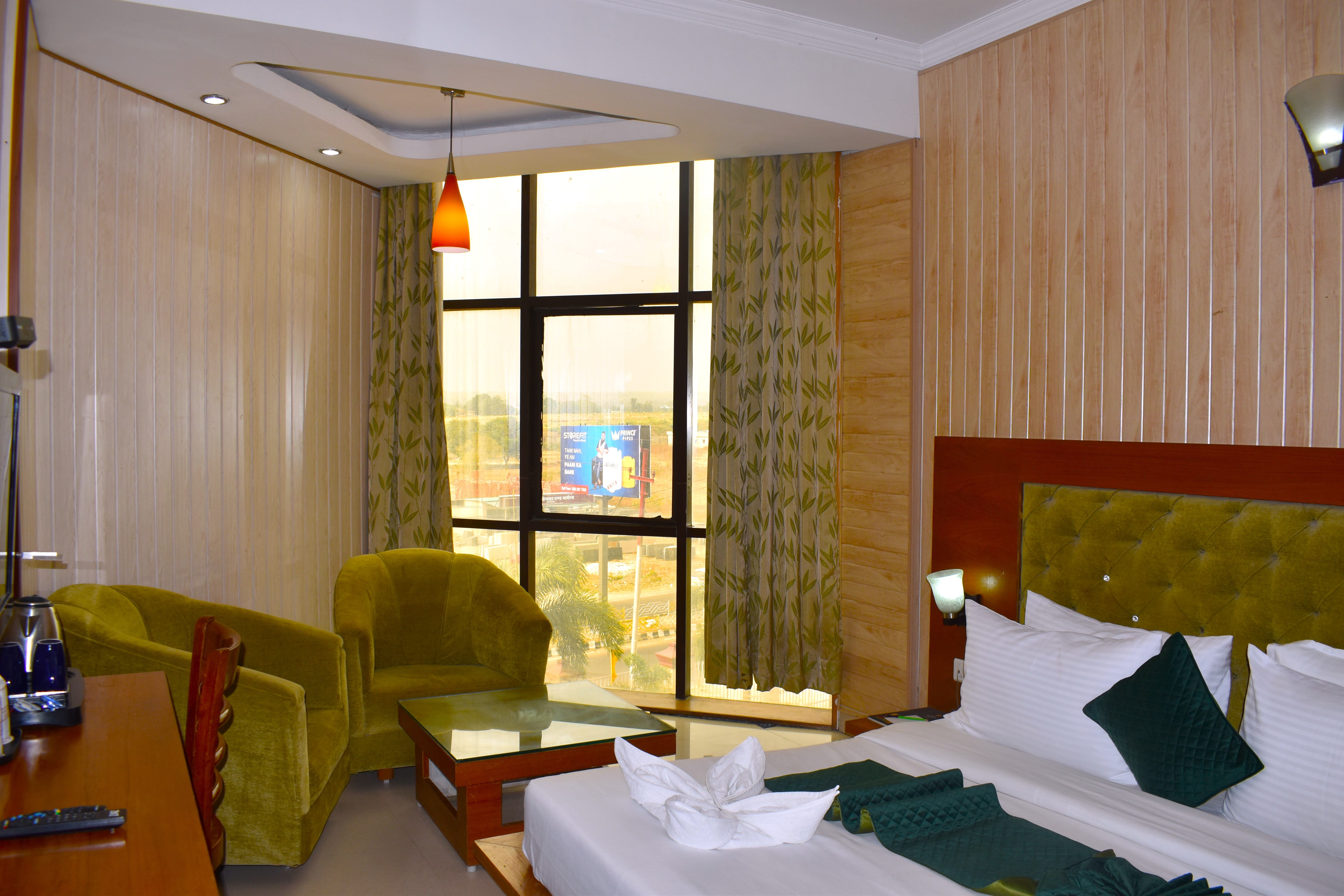 luxury hotel near dehradun airport